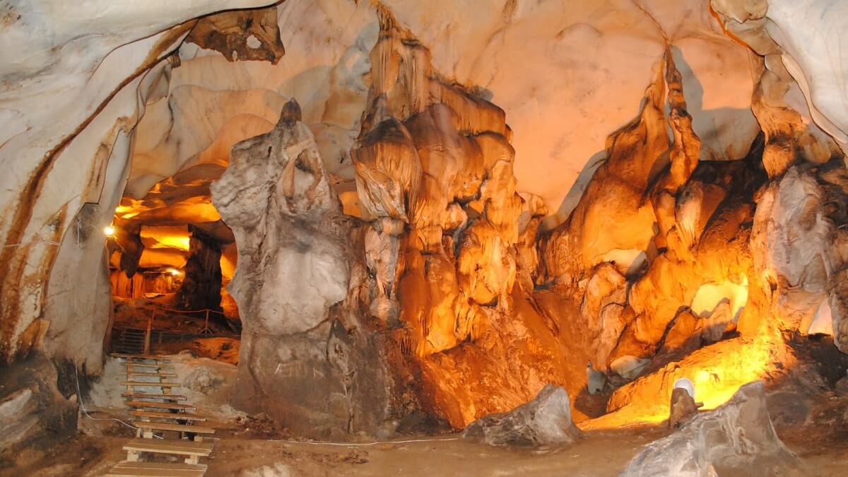 Lie Cave World - Yalan Dünya Mağarası
